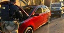 PRF intercepta carro clonado usado em roubos em Esteio; casal é detido
