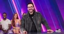 Padre Fábio de Melo doa prêmio a senhora da plateia no SBT; assista ao momento