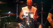 Baterista de ícones do Punk Rock revela quantas calorias perde por show