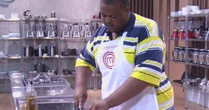 Perdeu tudo? Após acusações de calote, ex-MasterChef revela motivo de vender biscoitos nas ruas