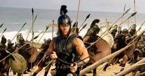 Este épico de guerra com Brad Pitt é perfeito para assistir antes de A Odisseia: Christopher Nolan quase dirigiu o filme
