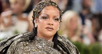 Rihanna volta aos palcos na e admite estar 'enferrujada'
