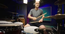 Clima de Copa: ex-goleiro Petr ech toca hino do Rock na bateria e ganha elogios
