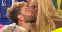 Amor na Copa: Karoline Lima e Léo Pereira trocam beijo na arquibancada e confirmam volta