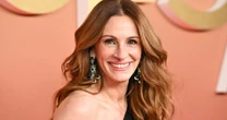 Nem jejum, nem dieta do ovo: Julia Roberts mantém o corpo aos 57 anos comendo salada, frango e salmão - e não abre mão do chocolate