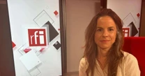 Atriz e dramaturga brasileira encerra turnê europeia na França com solo sobre colonização e natureza