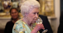 Transfusão de sangue, adeus à gin tônica e mais: os bastidores inéditos de como Rainha Elizabeth II prolongou vida após diagnóstico de câncer