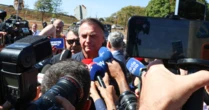 'Vou perguntar à minha esposa': Jair Bolsonaro nega ser dono do pen drive encontrado em seu banheiro e põe Michelle Bolsonaro na reta