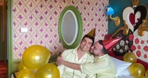Lucas Rangel leva marido para 'quarto dos sonhos' em hotel da Disney do Japão; saiba quanto custa