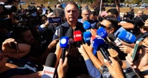Bolsonaro diz que não sabia de pen drive no banheiro e que vai perguntar a Michelle se é dela; veja