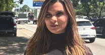 Jornalista do SBT fica aos prantos após mãe encontrar corpo carbonizado ao vivo