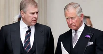 Príncipe Andrew faz uma importante promessa a Rei Charles III após renunciar aos títulos reais; motivo envolve Príncipe Harry