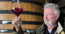 Nem chocolate, nem carnes nobres: astro de 'Jurassic Park' falecido aos 78 anos, Sam Neill transformou vinho em negócio de sucesso e tinha vinícola como refúgio. 'Paliativo'