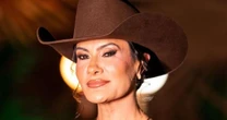 Mãe de Ana Castela surge em look elegante marrom para Barretos e famosas elogiam: 'Maravilhosa'