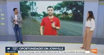Repórter comove ao traduzir matéria para Libras ao vivo: 'Meus pais são surdos'