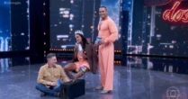 Gracyanne dança lambada ao vivo no Dança dos Famosos após se machucar, precisa ser amparada e sai do palco carregada no colo