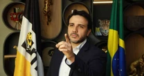 Renan Santos chama Flávio Bolsonaro de 'criminoso': 'Está em Brasília para fazer negócios'
