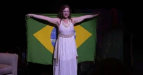 Comediante brasileira quebra estereótipos ao retratar desafios da mulher imigrante em Hollywood