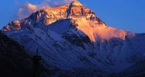 Guia encontrado vivo após seis dias desaparecido expõe os perigos extremos enfrentados por quem desafia o Monte Everest