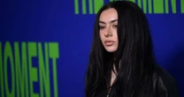 'Uma musicista que quer atuar, isso é inerentemente constrangedor', afirma Charli XCX