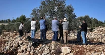 Voluntários israelenses protegem agricultores palestinos sob ataque de colonos na Cisjordânia
