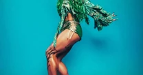 "Voltar pro pop do melhor jeito possível", diz Gloria Groove ao divulgar "O CHÁ" em praia do Rio (ENTREVISTA)