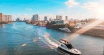Agência oferece passeios de barco para turistas em Miami