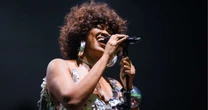 Luedji Luna homenageia Adriana Calcanhotto: 'Aprendi muitos acordes tentando aprender suas canções'