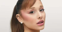 Em busca do nº1, Ariana Grande vende single a cappella, instrumental e "ao vivo no ensaio"