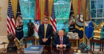 Ex-escritor de discursos demitido, lobista e linha dura: quem são os aliados de Flávio Bolsonaro no governo Trump