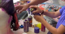 Zoe transforma peruca de Sabrina Sato para Dia do Cabelo Maluco