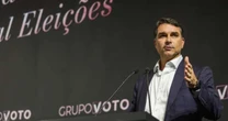Envolto no caso Master, Flávio Bolsonaro critica PT após operação da PF contra líder do governo Lula