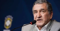 Carlos Alberto Parreira, técnico do tetracampeonato de 1994, está internado na UTI com inflamação pulmonar