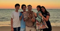 Marcos Mion celebra 47 anos ao vivo com a presença dos três filhos e da esposa