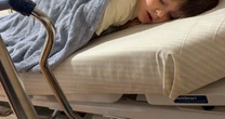 Atriz famosa corre para o hospital com o filho de 5 anos: 'Crise de dor'