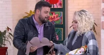 Quem deu? Ana Maria Braga recebe sutiã de presente ao vivo e surpreende: 'Tem que segurar'