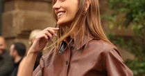 Vestido, camisa, jaqueta: Sasha veste looks grifados de couro