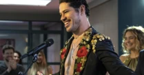 Um crossover de respeito! Lui Lorenzo, de 'Vai Na Fé', revive hits em 'Dona de Mim' e web vai ao delírio: 'Bom demais ser noveleiro'