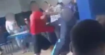 Aluno ameaça colega com arma durante briga em escola de SP; veja vídeo