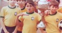 Nos anos 1970, esse menino era apaixonado por futebol e não imaginava que mais tarde se tornaria estrela dos domingos na TV. Reconhece?