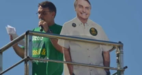 Sem presença do pai, Flávio discursa ao lado de Bolsonaro de papelão em ato em Copacabana
