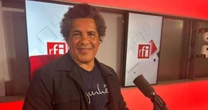 Paris: Luiz Martins imprime vestígios do 'homem primário' brasileiro em porcelana icônica de Limoges