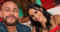 Nem luxo, nem sofisticação: Neymar e Bruna Biancardi dispensam festão e fazem 'só um bolinho' em 1º mêsversário de Mel; web reage: 'Mais simples que já vi'