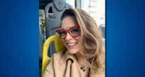 Atriz de 'A Viagem' aproveita a tarifa zero para ir de 'busão' ao trabalho