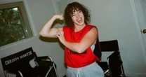 Muitos músculos e 13 kg a mais: Como Sydney Sweeney ficou irreconhecível em novo filme baseado em história real