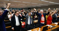 Fim da escala 6x1 é aprovado na Câmara; saiba quais são os próximos passos da PEC