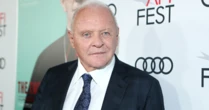 Anthony Hopkins desabafa sobre sobriedade e afastamento da filha: 'A vida é dolorosa'