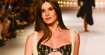 No fim da 1ª gravidez, Camila Queiroz deixa à mostra barriga de 8 meses em look P&B e beija marido, Klebber Toledo. Fotos!