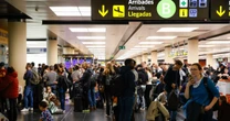 Pais abandonam filho de 10 anos em aeroporto, embarcam sem ele e acabam na delegacia