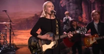 Quem é aquele cara cantando 'Lost Boys' com Phoebe Bridgers?